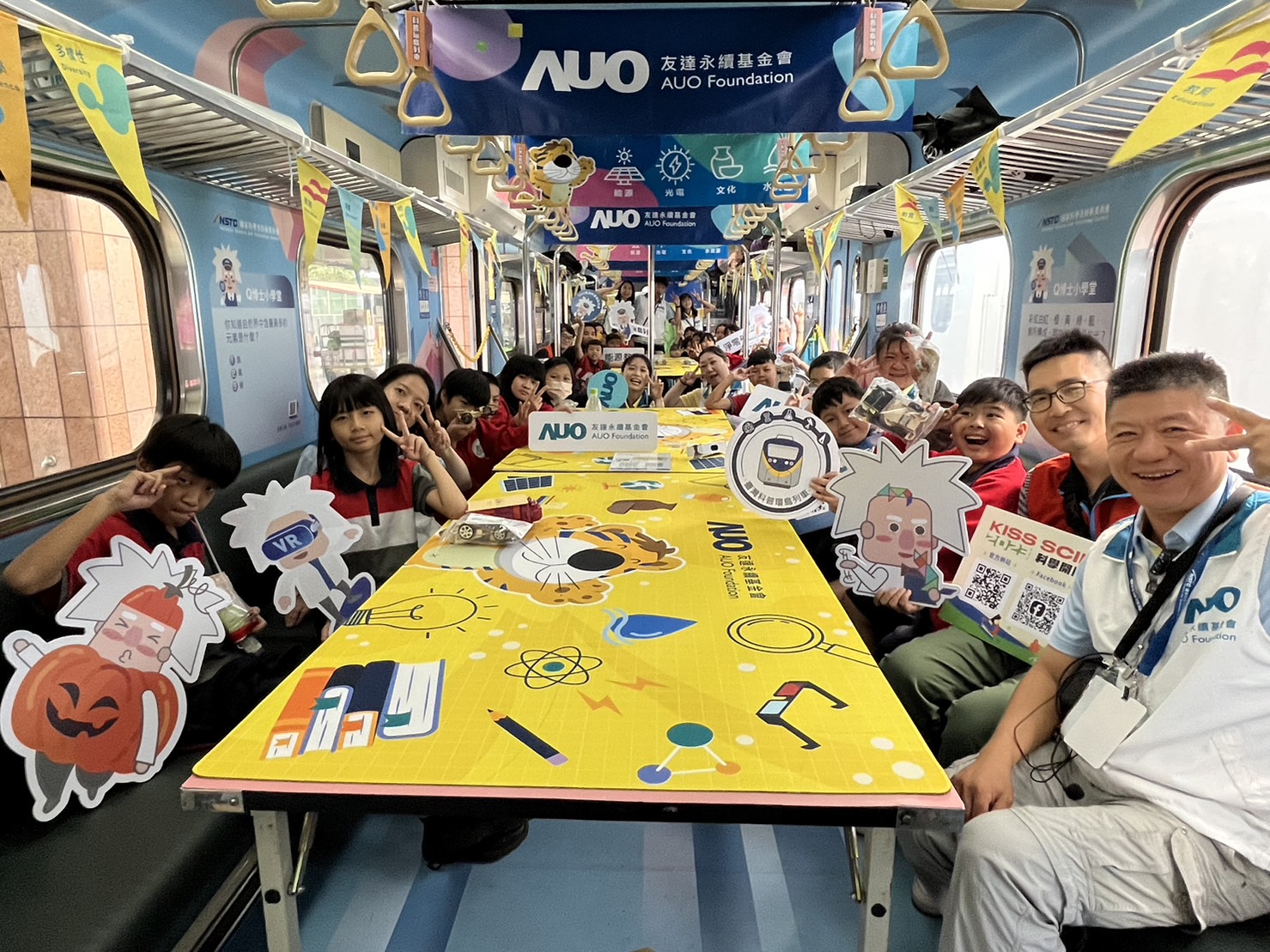 永續基金會參與「臺灣科普環島列車」，設計基礎科學車廂課程，以「淨零碳排和永續能源」為主題，讓學生透過創意實驗認識淨零知識，以及思考生活中的減碳行為