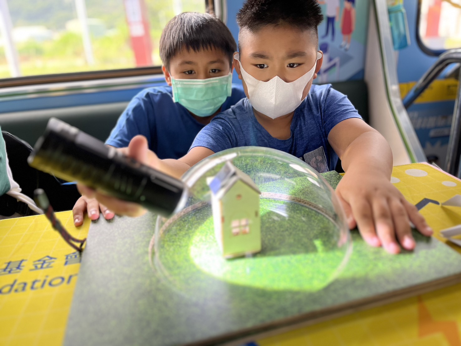 參與基礎科學主題車廂，以STEAM教學精神，設計「逐日科學家」、「太陽能工程師」以及「淨零建築師」三大能源科普課程和實驗